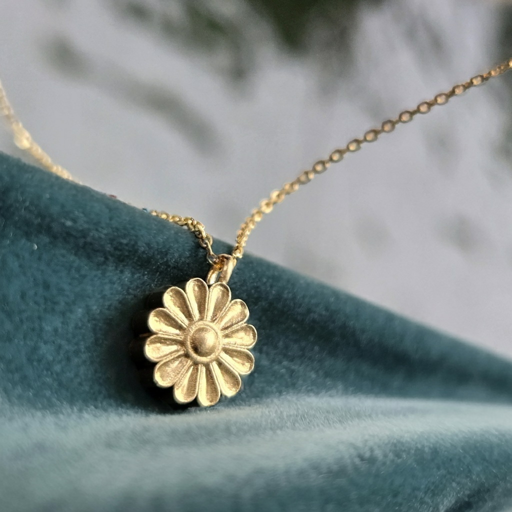 Rosette Gold Necklace